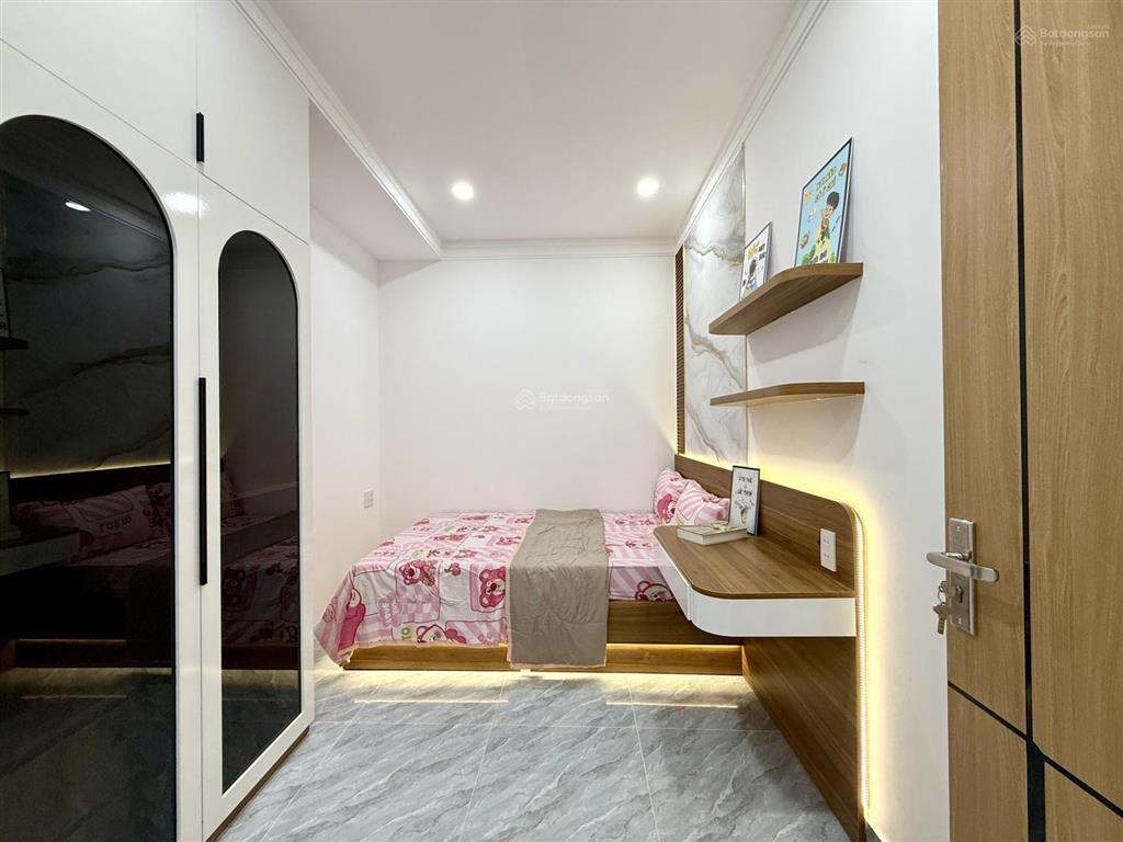 Nhà có phòng ngủ tầng trệt, dt 7x10m, trệt, 2 lầu, 4pn, p. thờ, sân thượng, hướng tây nam, 5.85 tỷ