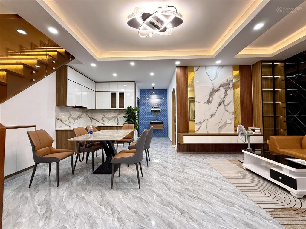 Nhà có phòng ngủ tầng trệt, dt 7x10m, trệt, 2 lầu, 4pn, p. thờ, sân thượng, hướng tây nam, 5.85 tỷ