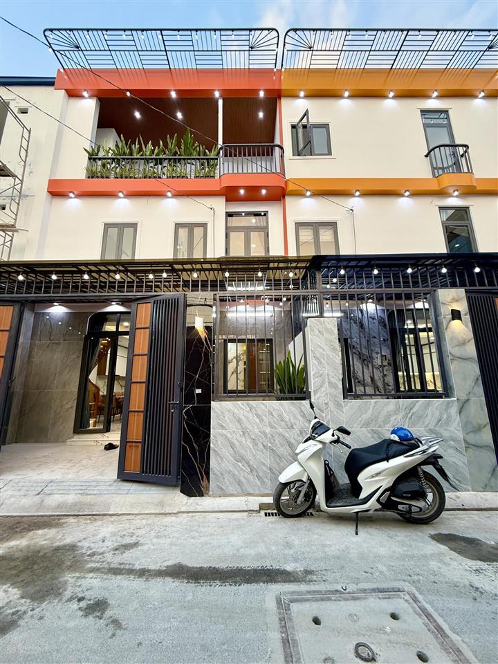 Nhà có phòng ngủ tầng trệt, dt 7x10m, trệt, 2 lầu, 4pn, p. thờ, sân thượng, hướng tây nam, 5.85 tỷ