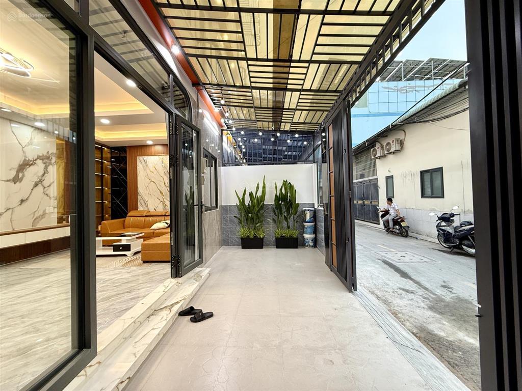 Nhà có phòng ngủ tầng trệt, dt 7x10m, trệt, 2 lầu, 4pn, p. thờ, sân thượng, hướng tây nam, 5.85 tỷ