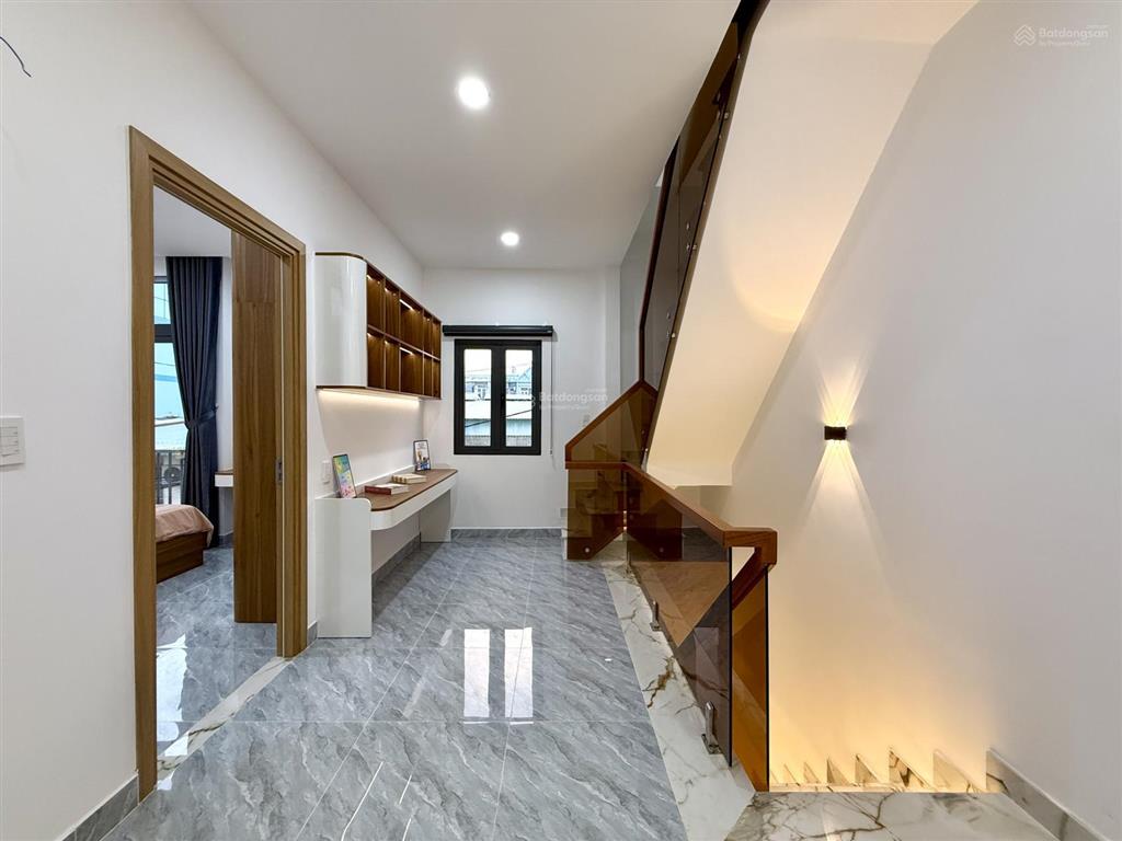 Nhà có phòng ngủ tầng trệt, dt 7x10m, trệt, 2 lầu, 4pn, p. thờ, sân thượng, hướng tây nam, 5.85 tỷ