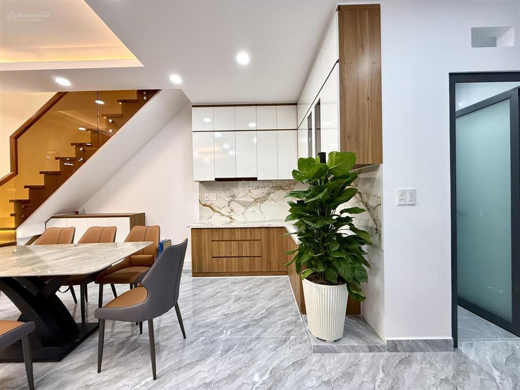 Nhà có phòng ngủ tầng trệt, dt 7x10m, trệt, 2 lầu, 4pn, p. thờ, sân thượng, hướng tây nam, 5.85 tỷ