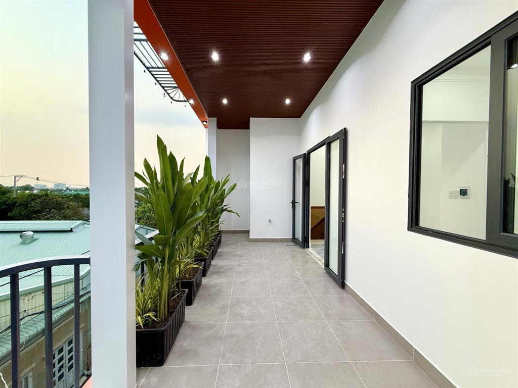 Nhà có phòng ngủ tầng trệt, dt 7x10m, trệt, 2 lầu, 4pn, p. thờ, sân thượng, hướng tây nam, 5.85 tỷ