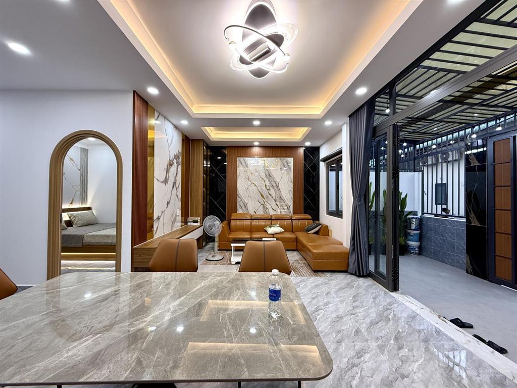 Nhà có phòng ngủ tầng trệt, dt 7x10m, trệt, 2 lầu, 4pn, p. thờ, sân thượng, hướng tây nam, 5.85 tỷ