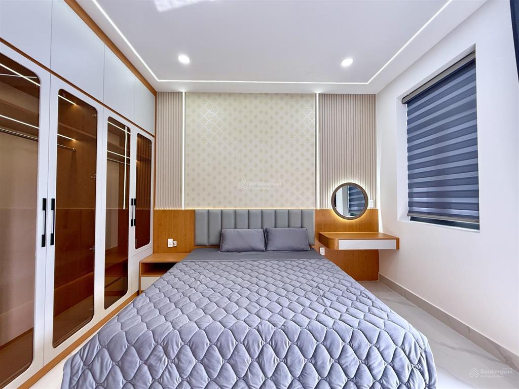 Nhà đường thông xe hơi, bên trường học, dt4mx25m, trệt, 3 lầu, sân xe hơi, 4pn, p.thờ, s.thượng