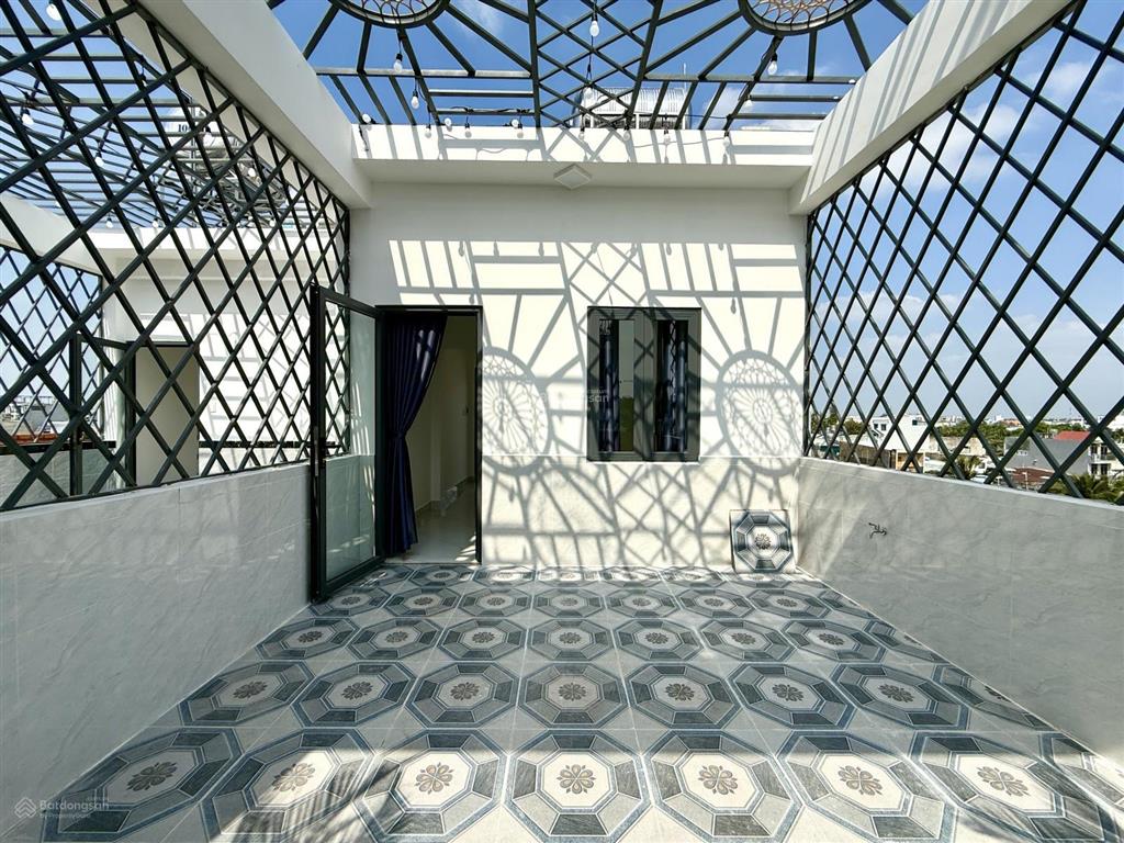 Nhà đường thông xe hơi, bên trường học, dt4mx25m, trệt, 3 lầu, sân xe hơi, 4pn, p.thờ, s.thượng