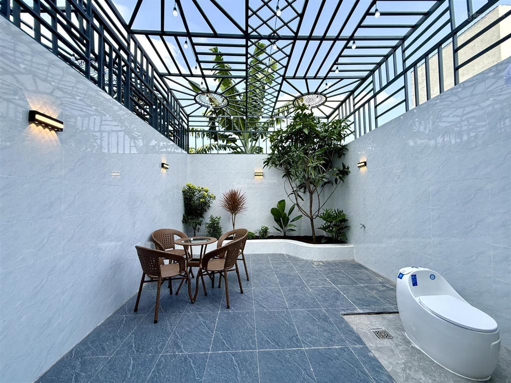 Nhà đường thông xe hơi, bên trường học, dt4mx25m, trệt, 3 lầu, sân xe hơi, 4pn, p.thờ, s.thượng