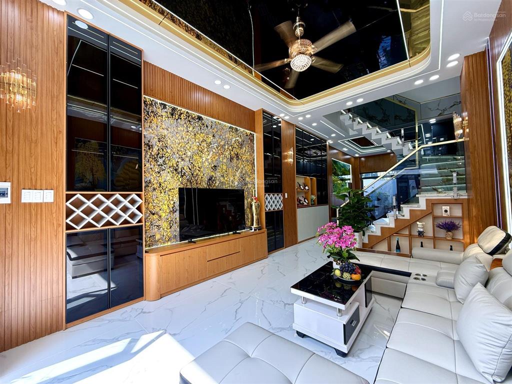 Nhà đường thông xe hơi, bên trường học, dt4mx25m, trệt, 3 lầu, sân xe hơi, 4pn, p.thờ, s.thượng