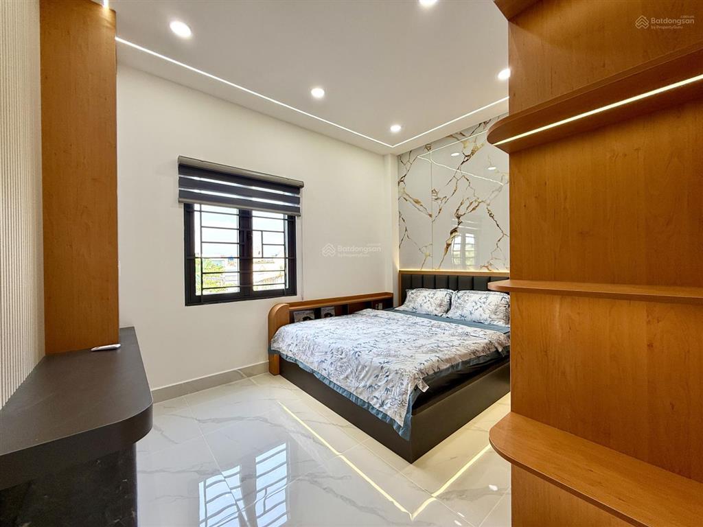 Nhà đường thông xe hơi, bên trường học, dt4mx25m, trệt, 3 lầu, sân xe hơi, 4pn, p.thờ, s.thượng