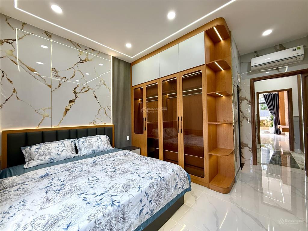 Nhà đường thông xe hơi, bên trường học, dt4mx25m, trệt, 3 lầu, sân xe hơi, 4pn, p.thờ, s.thượng