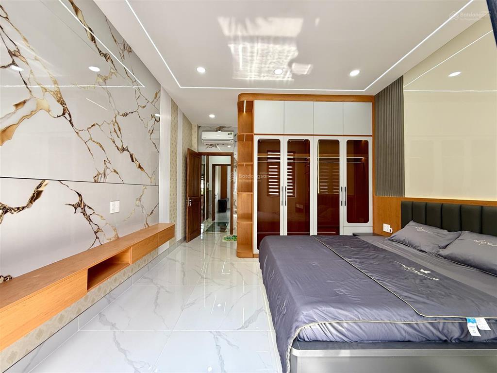 Nhà đường thông xe hơi, bên trường học, dt4mx25m, trệt, 3 lầu, sân xe hơi, 4pn, p.thờ, s.thượng