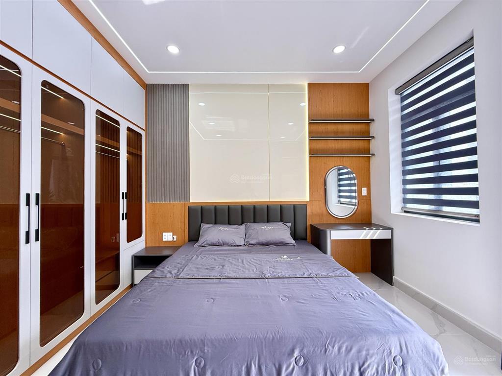 Nhà đường thông xe hơi, bên trường học, dt4mx25m, trệt, 3 lầu, sân xe hơi, 4pn, p.thờ, s.thượng