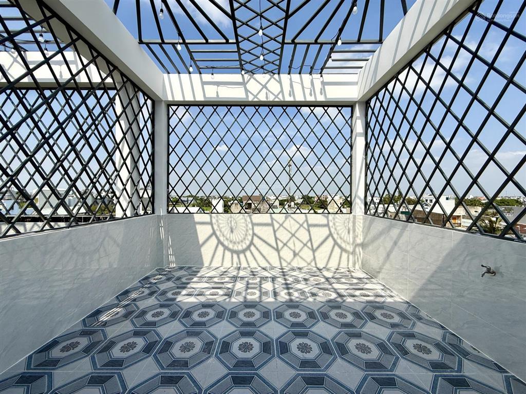 Nhà đường thông xe hơi, bên trường học, dt4mx25m, trệt, 3 lầu, sân xe hơi, 4pn, p.thờ, s.thượng