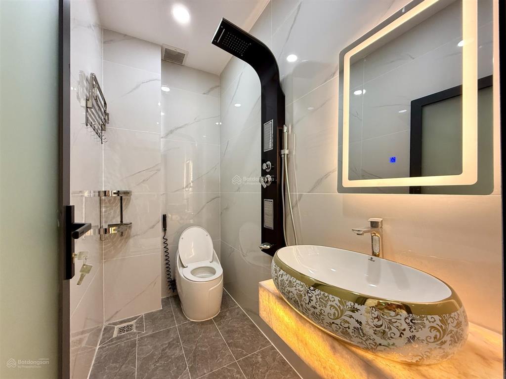 Nhà đường thông xe hơi, bên trường học, dt4mx25m, trệt, 3 lầu, sân xe hơi, 4pn, p.thờ, s.thượng