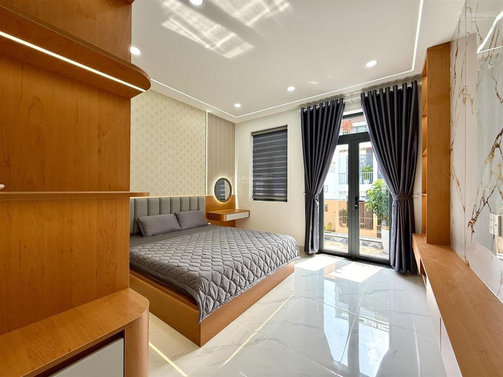 Nhà đường thông xe hơi, bên trường học, dt4mx25m, trệt, 3 lầu, sân xe hơi, 4pn, p.thờ, s.thượng