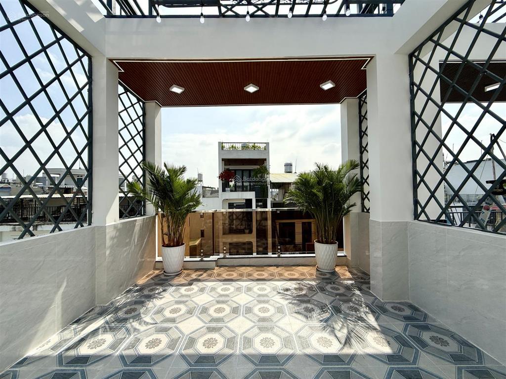 Nhà đường thông xe hơi, bên trường học, dt4mx25m, trệt, 3 lầu, sân xe hơi, 4pn, p.thờ, s.thượng