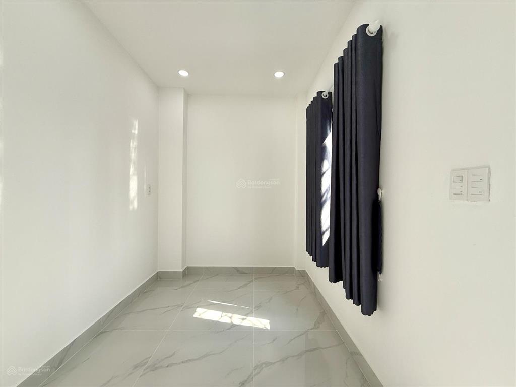 Nhà đường thông xe hơi, bên trường học, dt4mx25m, trệt, 3 lầu, sân xe hơi, 4pn, p.thờ, s.thượng