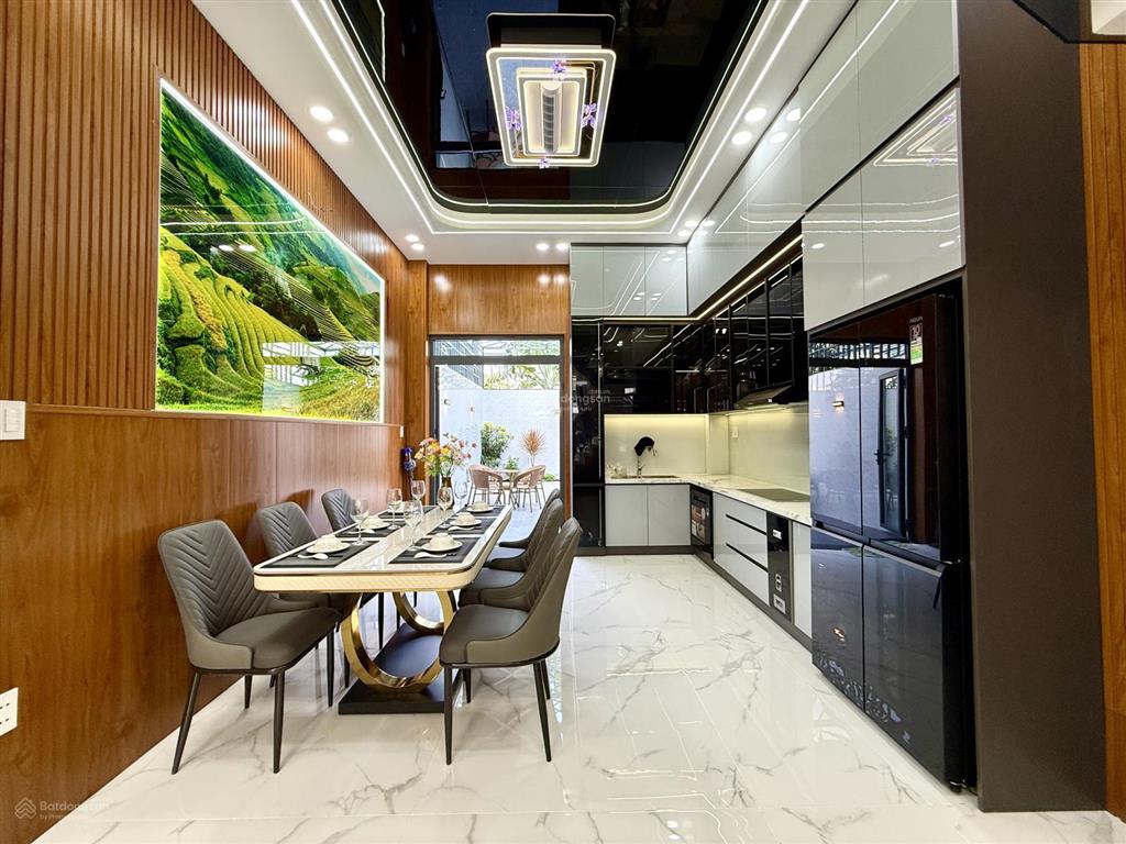 Nhà đường thông xe hơi, bên trường học, dt4mx25m, trệt, 3 lầu, sân xe hơi, 4pn, p.thờ, s.thượng