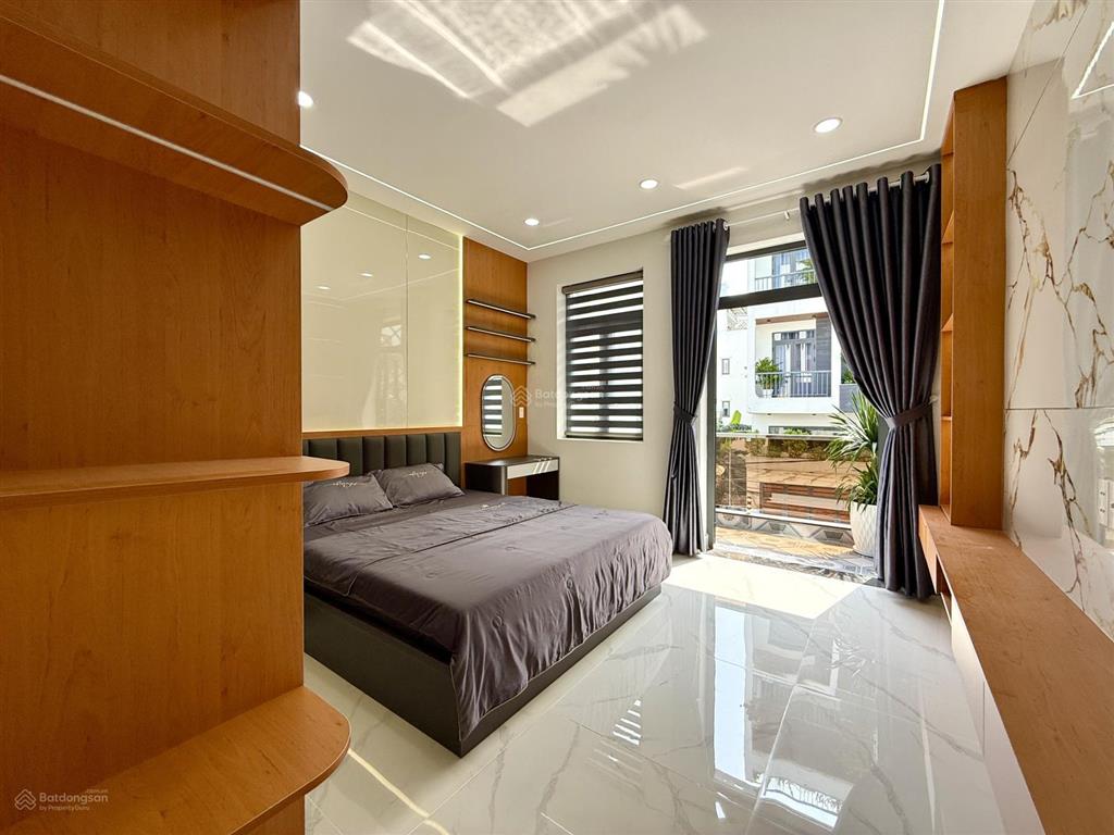 Nhà đường thông xe hơi, bên trường học, dt4mx25m, trệt, 3 lầu, sân xe hơi, 4pn, p.thờ, s.thượng