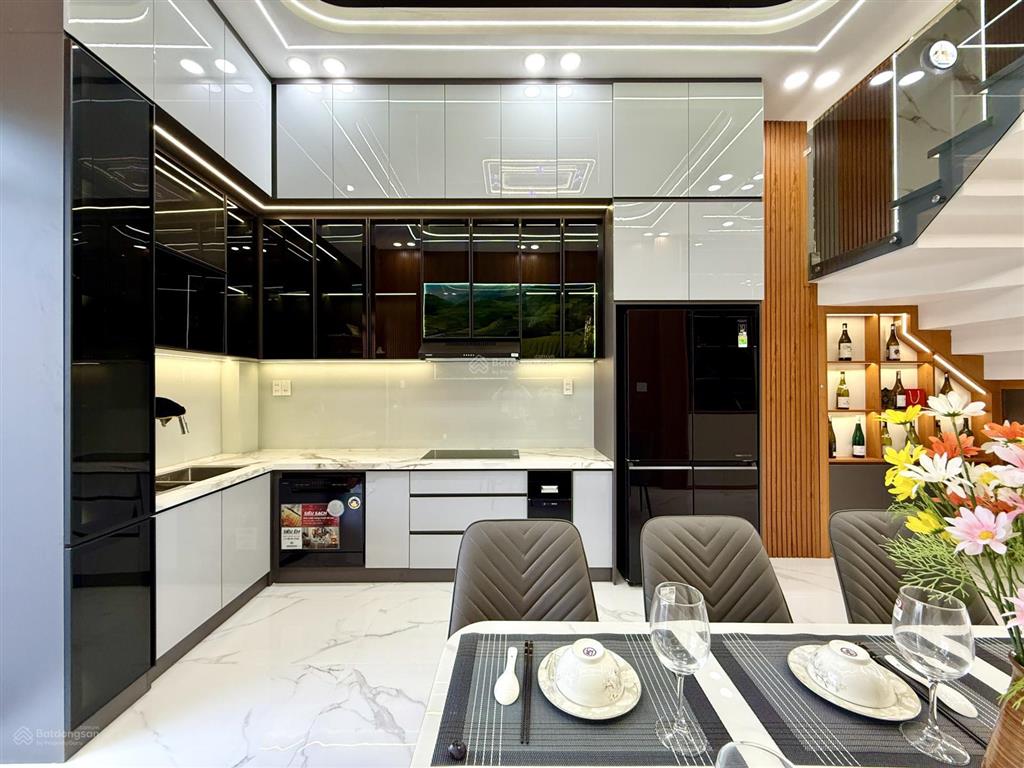 Nhà đường thông xe hơi, bên trường học, dt4mx25m, trệt, 3 lầu, sân xe hơi, 4pn, p.thờ, s.thượng