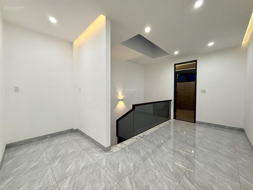 Nhà bên chợ cầu đồng và ngã tư ga, dt 4.10m x 20m, trệt, 3 lầu, sân ô tô, 4pn, p. thờ, sân thượng