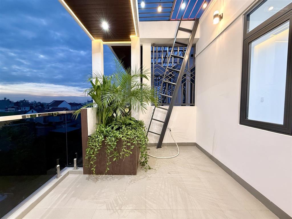 Nhà bên chợ cầu đồng và ngã tư ga, dt 4.10m x 20m, trệt, 3 lầu, sân ô tô, 4pn, p. thờ, sân thượng