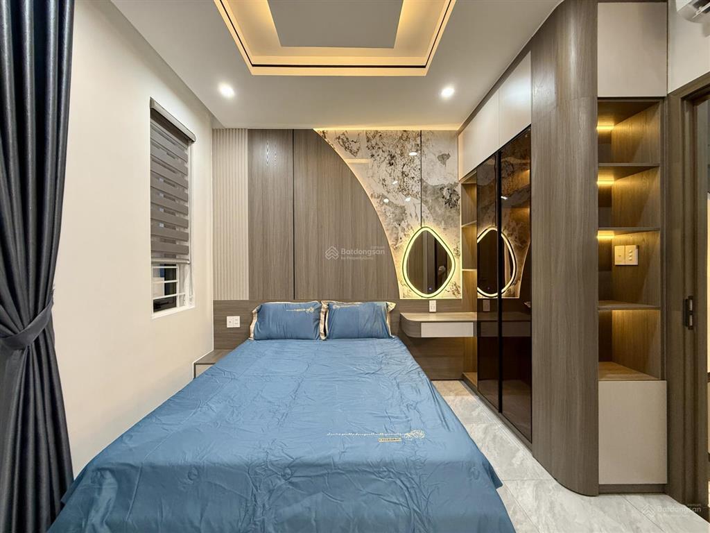 Nhà bên chợ cầu đồng và ngã tư ga, dt 4.10m x 20m, trệt, 3 lầu, sân ô tô, 4pn, p. thờ, sân thượng