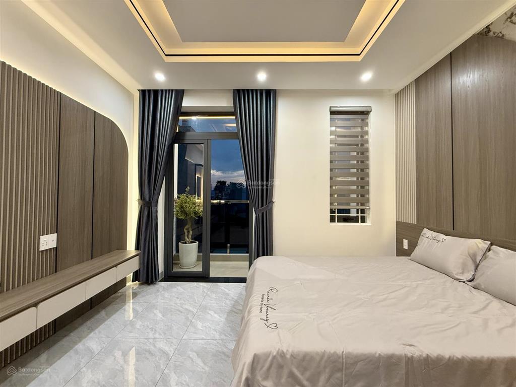 Nhà bên chợ cầu đồng và ngã tư ga, dt 4.10m x 20m, trệt, 3 lầu, sân ô tô, 4pn, p. thờ, sân thượng