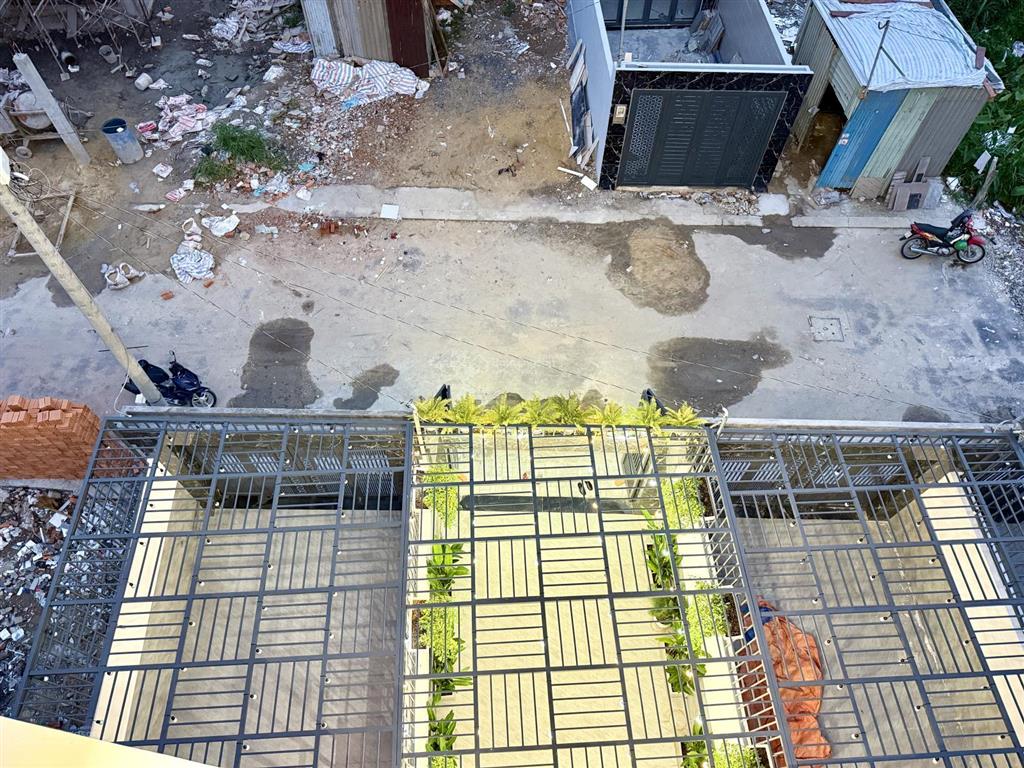 Nhà bên chợ cầu đồng và ngã tư ga, dt 4.10m x 20m, trệt, 3 lầu, sân ô tô, 4pn, p. thờ, sân thượng