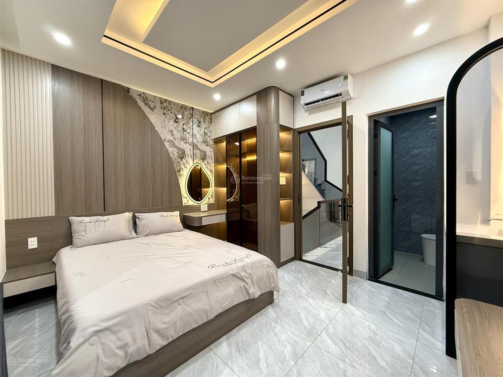 Nhà bên chợ cầu đồng và ngã tư ga, dt 4.10m x 20m, trệt, 3 lầu, sân ô tô, 4pn, p. thờ, sân thượng
