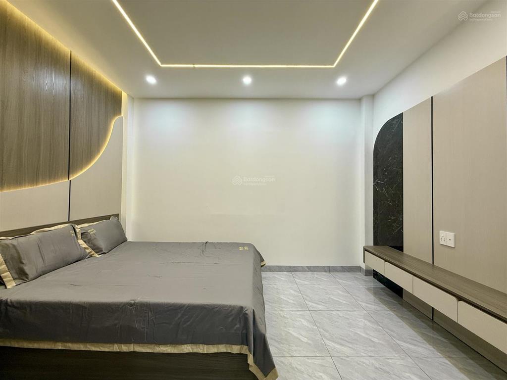 Nhà bên chợ cầu đồng và ngã tư ga, dt 4.10m x 20m, trệt, 3 lầu, sân ô tô, 4pn, p. thờ, sân thượng