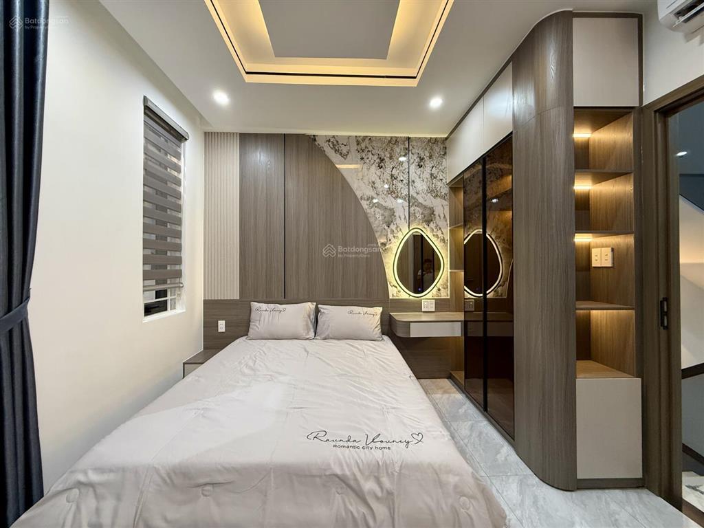 Nhà bên chợ cầu đồng và ngã tư ga, dt 4.10m x 20m, trệt, 3 lầu, sân ô tô, 4pn, p. thờ, sân thượng