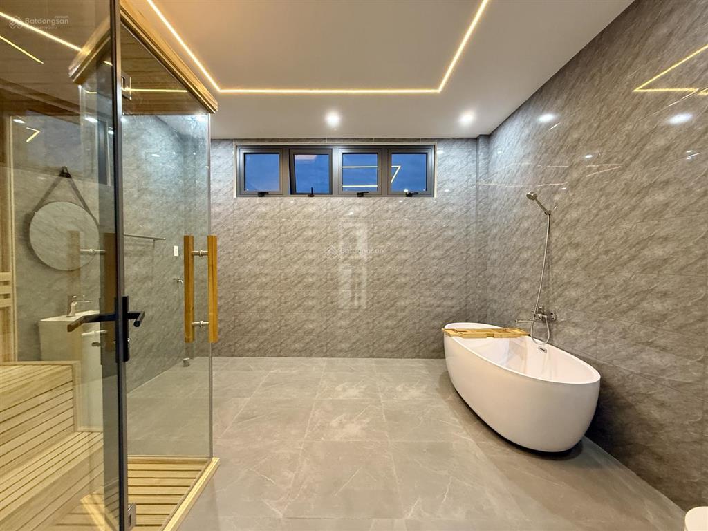 Nhà bên chợ cầu đồng và ngã tư ga, dt 4.10m x 20m, trệt, 3 lầu, sân ô tô, 4pn, p. thờ, sân thượng