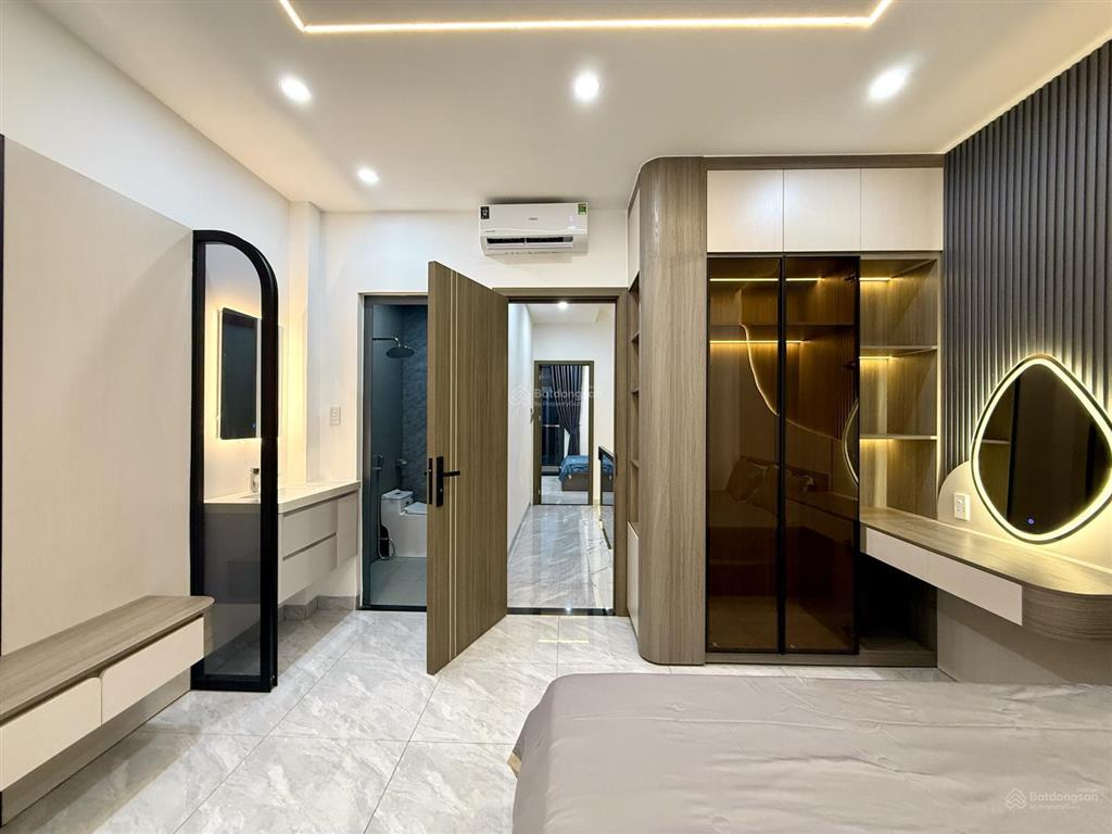 Nhà bên chợ cầu đồng và ngã tư ga, dt 4.10m x 20m, trệt, 3 lầu, sân ô tô, 4pn, p. thờ, sân thượng