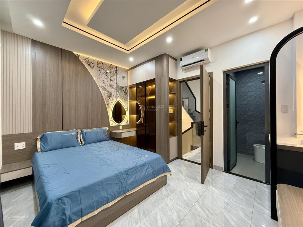 Nhà bên chợ cầu đồng và ngã tư ga, dt 4.10m x 20m, trệt, 3 lầu, sân ô tô, 4pn, p. thờ, sân thượng