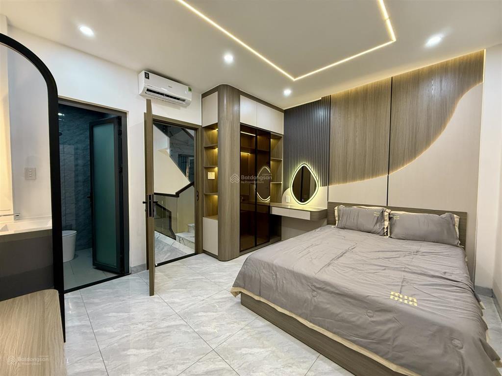Nhà bên chợ cầu đồng và ngã tư ga, dt 4.10m x 20m, trệt, 3 lầu, sân ô tô, 4pn, p. thờ, sân thượng