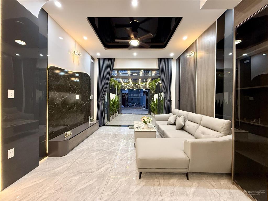 Nhà bên chợ cầu đồng và ngã tư ga, dt 4.10m x 20m, trệt, 3 lầu, sân ô tô, 4pn, p. thờ, sân thượng