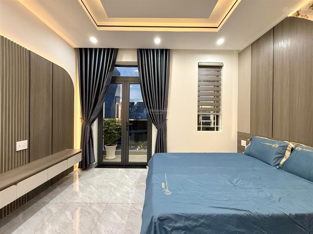 Nhà bên chợ cầu đồng và ngã tư ga, dt 4.10m x 20m, trệt, 3 lầu, sân ô tô, 4pn, p. thờ, sân thượng
