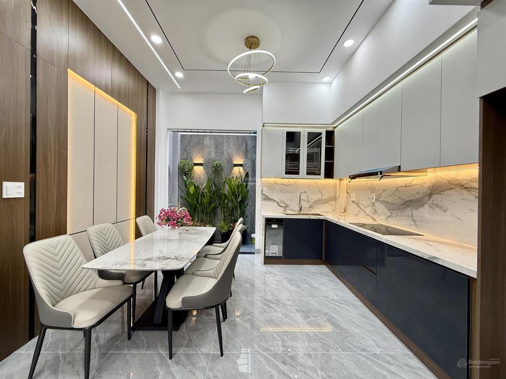 Nhà đường thông xe hơi, bên trường tiểu học, dt 4x13.5m, trệt, 2 lầu, 3pn, sân trước, sân thượng