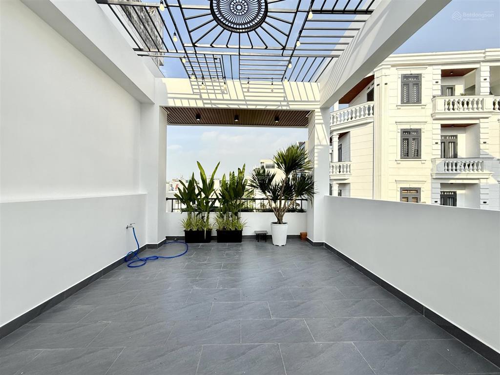 Nhà đường thông xe hơi, bên trường tiểu học, dt 4x13.5m, trệt, 2 lầu, 3pn, sân trước, sân thượng
