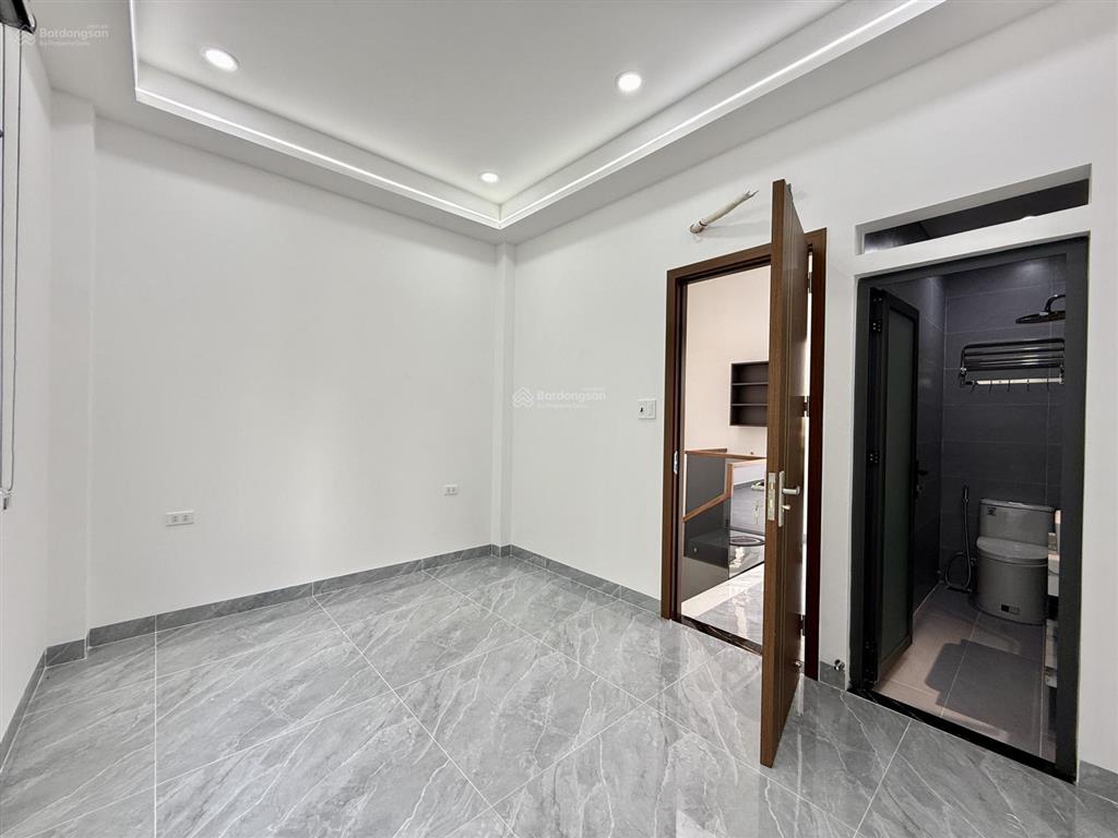Nhà đường thông xe hơi, bên trường tiểu học, dt 4x13.5m, trệt, 2 lầu, 3pn, sân trước, sân thượng