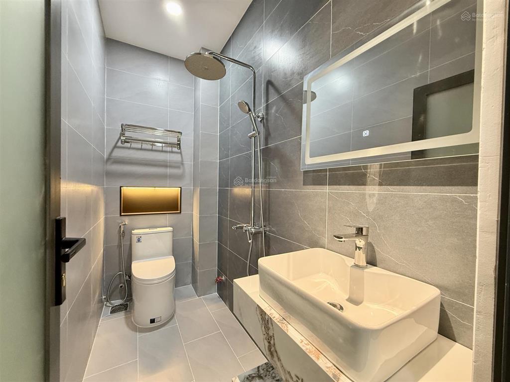 Nhà đường thông xe hơi, bên trường tiểu học, dt 4x13.5m, trệt, 2 lầu, 3pn, sân trước, sân thượng