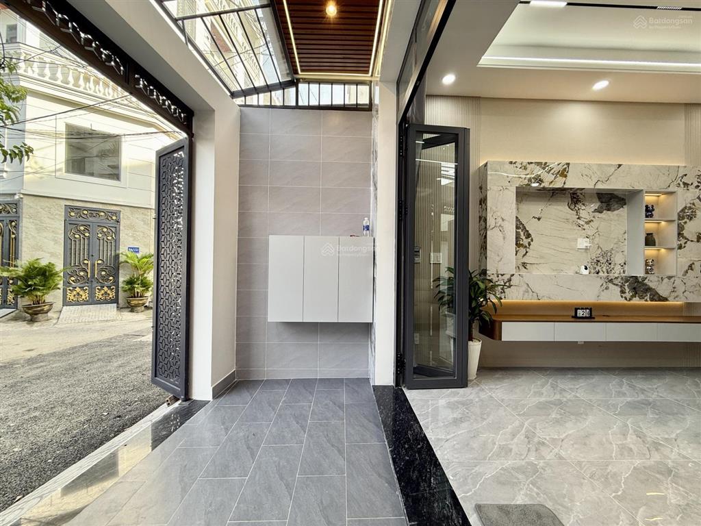Nhà đường thông xe hơi, bên trường tiểu học, dt 4x13.5m, trệt, 2 lầu, 3pn, sân trước, sân thượng