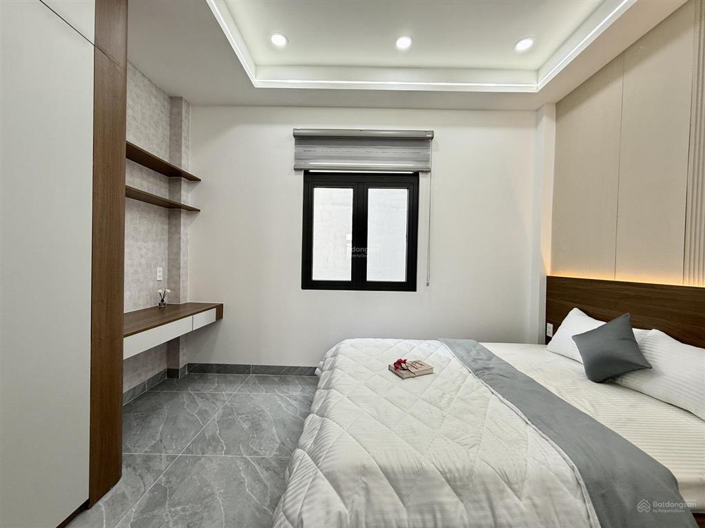 Nhà đường thông xe hơi, bên trường tiểu học, dt 4x13.5m, trệt, 2 lầu, 3pn, sân trước, sân thượng