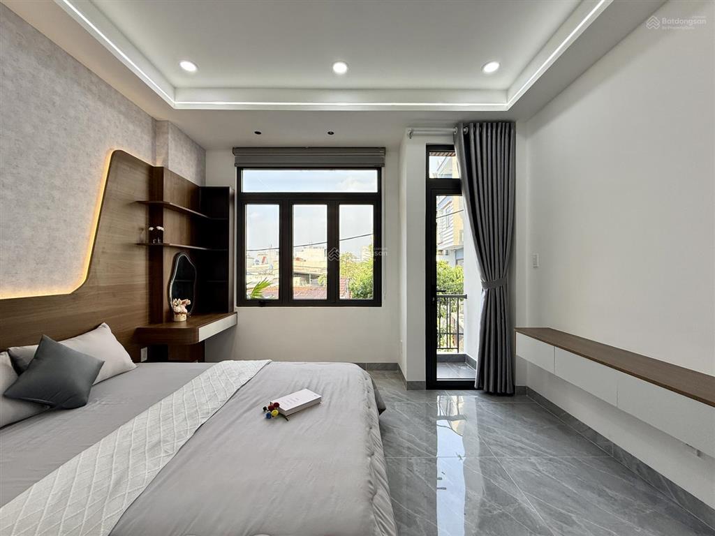 Nhà đường thông xe hơi, bên trường tiểu học, dt 4x13.5m, trệt, 2 lầu, 3pn, sân trước, sân thượng