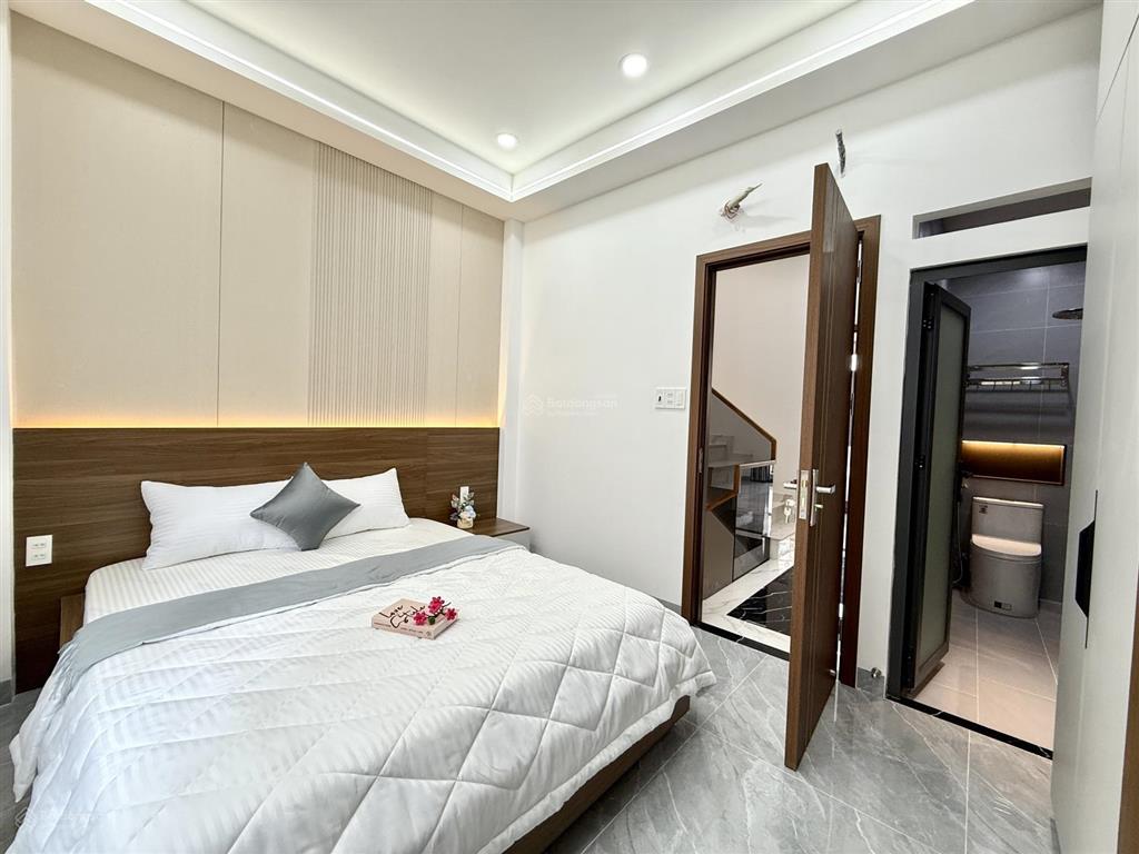Nhà đường thông xe hơi, bên trường tiểu học, dt 4x13.5m, trệt, 2 lầu, 3pn, sân trước, sân thượng