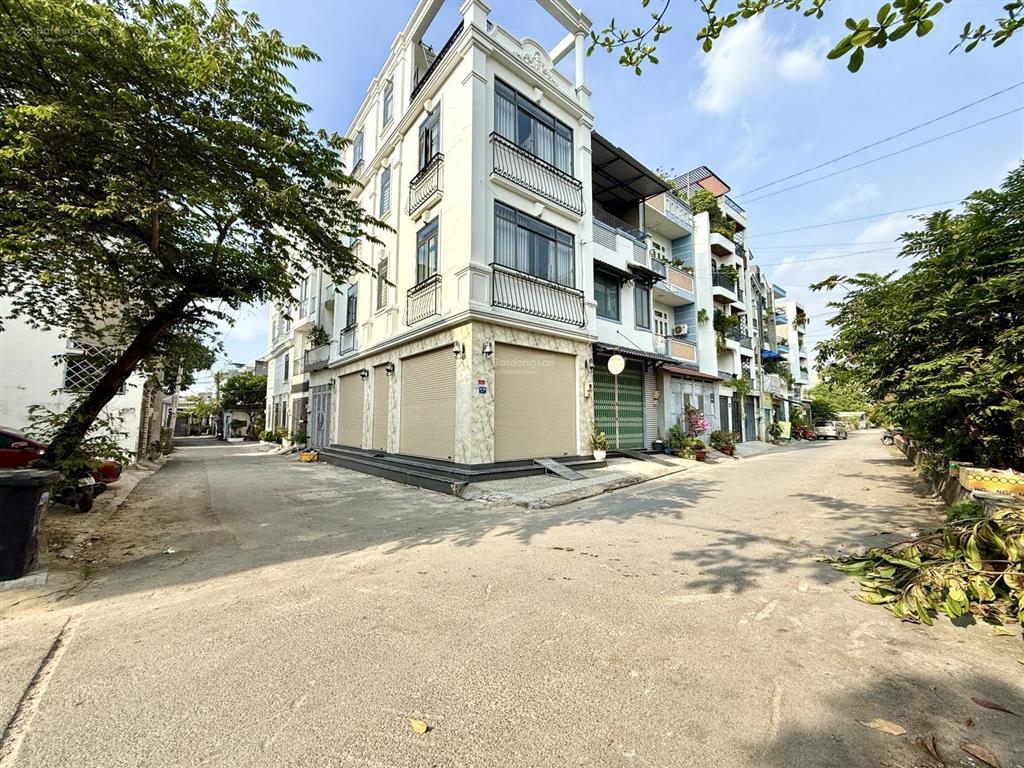 Nhà đường thông xe hơi, bên trường tiểu học, dt 4x13.5m, trệt, 2 lầu, 3pn, sân trước, sân thượng
