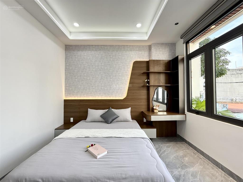 Nhà đường thông xe hơi, bên trường tiểu học, dt 4x13.5m, trệt, 2 lầu, 3pn, sân trước, sân thượng
