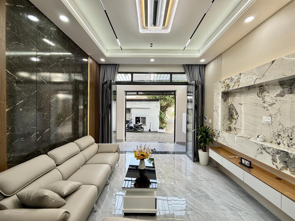 Nhà đường thông xe hơi, bên trường tiểu học, dt 4x13.5m, trệt, 2 lầu, 3pn, sân trước, sân thượng