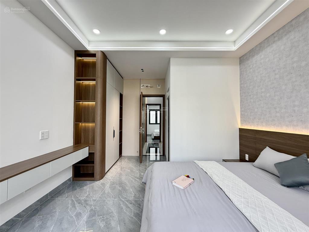 Nhà đường thông xe hơi, bên trường tiểu học, dt 4x13.5m, trệt, 2 lầu, 3pn, sân trước, sân thượng